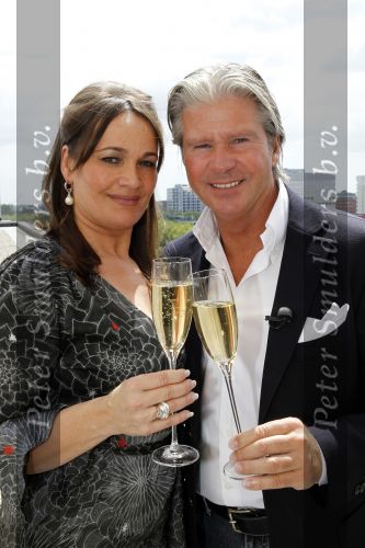 Amsterdam 15 juni 2010
Dries Roelvink en zijn vriendin Honoria gaan in ondertrouw en daarna champagne drinken in het Fashion Hotel waar ze 8 september trouwen.
Peter Smulders bv