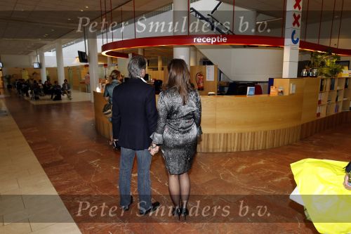 Amsterdam 15 juni 2010
Dries Roelvink en zijn vriendin Honoria gaan in ondertrouw en daarna champagne drinken in het Fashion Hotel waar ze 8 september trouwen.
Peter Smulders bv