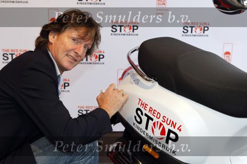 Amsterdam 19 september 2010
1 jarig bestaan van de Red Sun in Amsterdam. Er wordt geld ingezameld voor stop kindermisbruik. Erik de Zwart
Peter Smulders bv