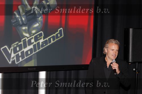 Hilversum 14 september 2010
Presentatie de voice of Holland met Martijn Krabbe Nick en Simon Jeroen v d Boom Angela Groothuizen en Roel v Velsen. Het is een programma idee van John de Mol.. Erland Galjaard
Peter Smulders bv