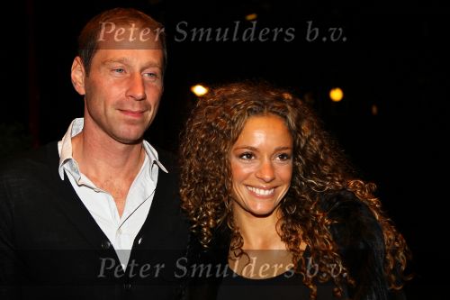 Gouda, 11 Oktober 2010
Premiere Ivo Niehe van de nieuwe theatervoorstelling van Mussen & Zwanen, LICHTJES IN JE OGEN.
Fajah Lourens met partner
Foto Peter Smulders BV
