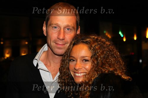Gouda, 11 Oktober 2010
Premiere Ivo Niehe van de nieuwe theatervoorstelling van Mussen & Zwanen, LICHTJES IN JE OGEN.
Fajah Lourens met partner
Foto Peter Smulders BV