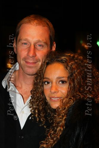 Gouda, 11 Oktober 2010
Premiere Ivo Niehe van de nieuwe theatervoorstelling van Mussen & Zwanen, LICHTJES IN JE OGEN.
Fajah Lourens met partner
Foto Peter Smulders BV