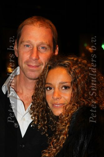 Gouda, 11 Oktober 2010
Premiere Ivo Niehe van de nieuwe theatervoorstelling van Mussen & Zwanen, LICHTJES IN JE OGEN.
Fajah Lourens met partner
Foto Peter Smulders BV