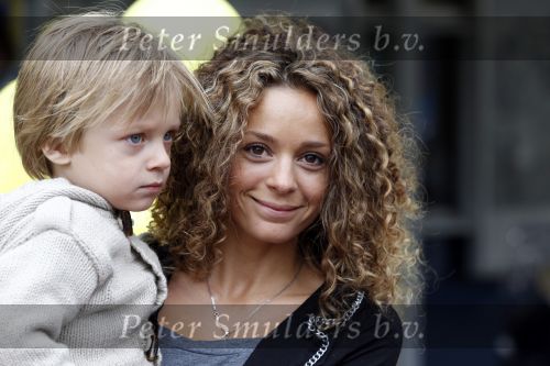 Amsterdam 19 september 2010
Premiere Sesamstraat in de meervaart. Fajah Lourens met zoon
Peter Smulders bv