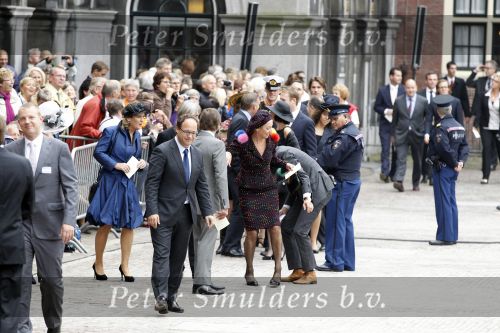 Den Haag 21 september 2010
Prinsjesdag 2010 op het binnenhof en bij paleis Noordeinde. Frans Molenaar met vriendin die met haar hak van schoen vast zit
Peter Smulders bv