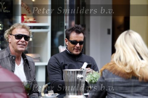 Amsterdam 2 november 2010
Gerard Joling en Wino Omtzigt op terras op de pc hooftstraat.
Peter Smulders bv