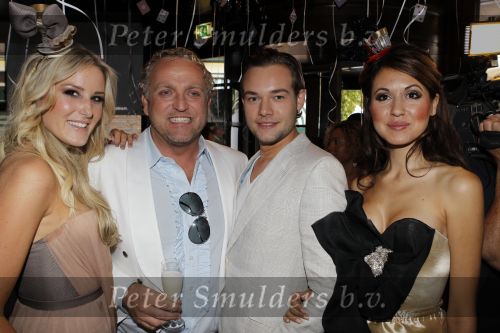 Amsterdam 13 september 2010
Presentatie modemeisjes met een missie met Cristina Curry Josh Veldhuizen Maria Taylor en Tamara Elbaz bij Players. Gordon met vriend Raoul
Peter Smulders bv