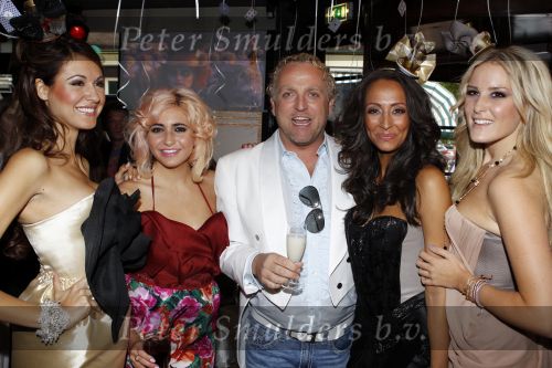 Amsterdam 13 september 2010
Presentatie modemeisjes met een missie met Cristina Curry Josh Veldhuizen Maria Taylor en Tamara Elbaz bij Players. Gordon met vriend Raoul
Peter Smulders bv