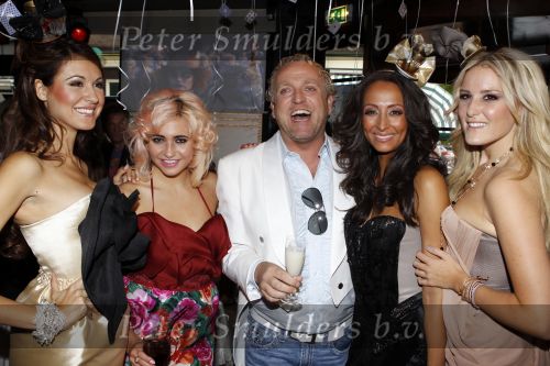 Amsterdam 13 september 2010
Presentatie modemeisjes met een missie met Cristina Curry Josh Veldhuizen Maria Taylor en Tamara Elbaz bij Players. Gordon met vriend Raoul
Peter Smulders bv