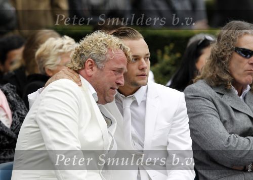 Amsterdam 14 oktober 2010
Begrafenis Marretje Heuckeroth , moeder van Gordon op de noorder begraafplaats. Gordon met zijn vriend Raoul
Peter Smulders bv