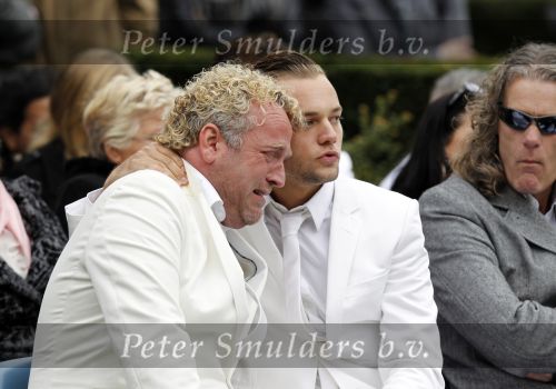 Amsterdam 14 oktober 2010
Begrafenis Marretje Heuckeroth , moeder van Gordon op de noorder begraafplaats. Gordon met zijn vriend Raoul
Peter Smulders bv