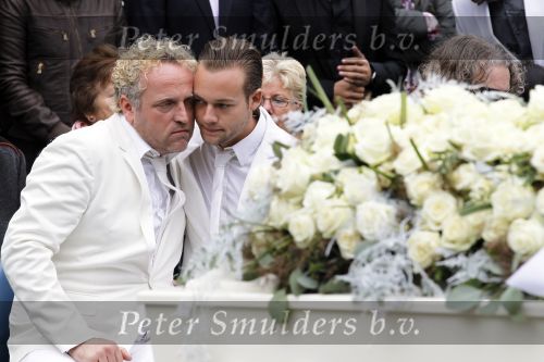 Amsterdam 14 oktober 2010
Begrafenis Marretje Heuckeroth , moeder van Gordon op de noorder begraafplaats. Gordon met zijn vriend Raoul
Peter Smulders bv