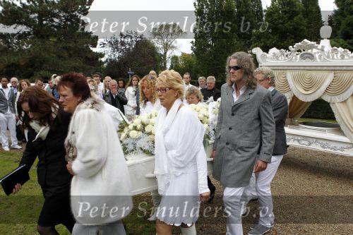 Amsterdam 14 oktober 2010
Begrafenis Marretje Heuckeroth , moeder van Gordon op de noorder begraafplaats.
Peter Smulders bv