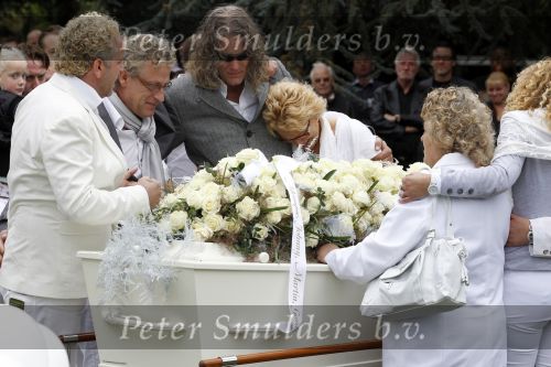 Amsterdam 14 oktober 2010
Begrafenis Marretje Heuckeroth , moeder van Gordon op de noorder begraafplaats.
Peter Smulders bv
