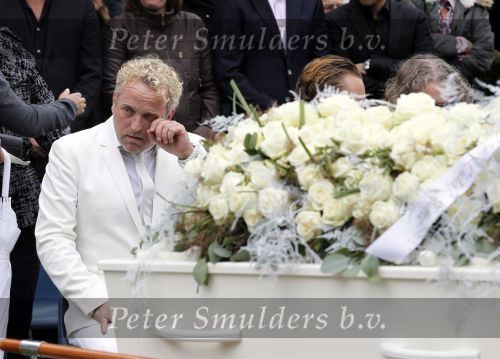 Amsterdam 14 oktober 2010
Begrafenis Marretje Heuckeroth , moeder van Gordon op de noorder begraafplaats.
Peter Smulders bv