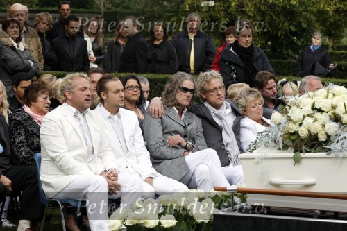 Amsterdam 14 oktober 2010
Begrafenis Marretje Heuckeroth , moeder van Gordon op de noorder begraafplaats.
Peter Smulders bv