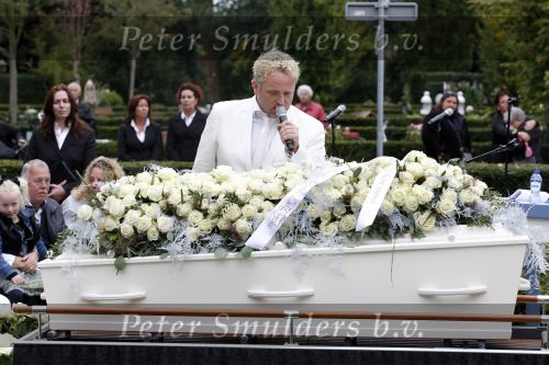 Amsterdam 14 oktober 2010
Begrafenis Marretje Heuckeroth , moeder van Gordon op de noorder begraafplaats.
Peter Smulders bv