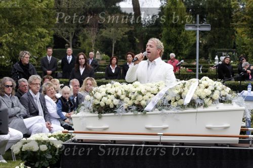 Amsterdam 14 oktober 2010
Begrafenis Marretje Heuckeroth , moeder van Gordon op de noorder begraafplaats.
Peter Smulders bv