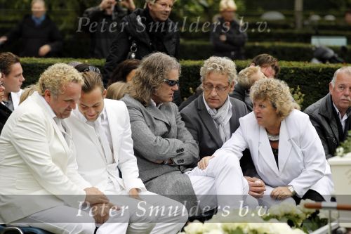 Amsterdam 14 oktober 2010
Begrafenis Marretje Heuckeroth , moeder van Gordon op de noorder begraafplaats.
Peter Smulders bv