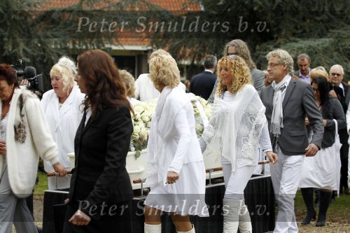 Amsterdam 14 oktober 2010
Begrafenis Marretje Heuckeroth , moeder van Gordon op de noorder begraafplaats.
Peter Smulders bv