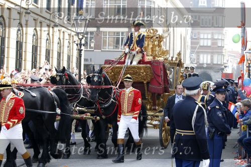 Den Haag 21 september 2010
Prinsjesdag 2010 op het binnenhof en bij paleis Noordeinde. Koningin Beatrix Prins Willem Alexander Prinses Maxima Prins Constantijn Prinses Laurentien . Gouden Koets
Pieter v Vollenhoven en Prinses Margriet
Peter Smulders bv
