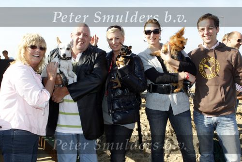 Scheveningen 3 oktober 2010
Dogwalk georganiseerd door de stichting van Bridget Maasland .Henk Bres met vrouw en hond
Peter Smulders bv