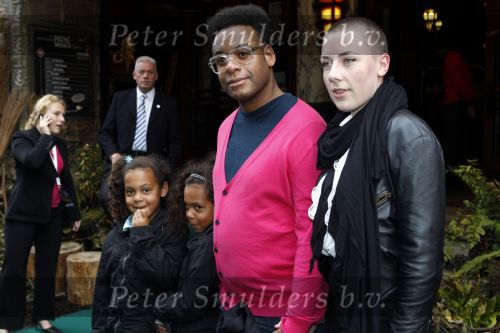 Amsterdam 2 oktober 2010
Premiere Foeksia in Tuschinski. Howard Komproe met Partner en kinderen `garcella en Sonriza
Peter Smulders bv