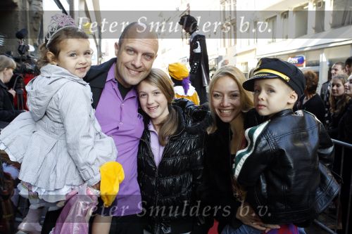 Amsterdam 10 oktober 2010
Premiere film van Sinterklaas in Tuschinski. Hugo Metsers met vrouw en kinderen
Peter Smulders bv