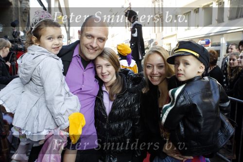 Amsterdam 10 oktober 2010
Premiere film van Sinterklaas in Tuschinski. Hugo Metsers met vrouw en kinderen
Peter Smulders bv
