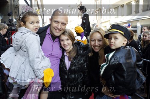 Amsterdam 10 oktober 2010
Premiere film van Sinterklaas in Tuschinski. Hugo Metsers met vrouw en kinderen
Peter Smulders bv