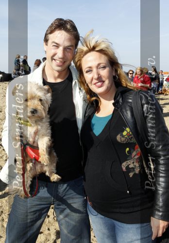 Scheveningen 3 oktober 2010
Dogwalk georganiseerd door de stichting van Bridget Maasland . Een zwangere Isabelle Brinkman met vriend en hond
Peter Smulders bv