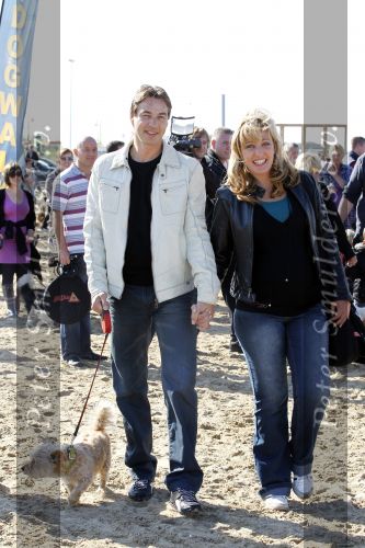 Scheveningen 3 oktober 2010
Dogwalk georganiseerd door de stichting van Bridget Maasland . Een zwangere Isabelle Brinkman met vriend en hond
Peter Smulders bv