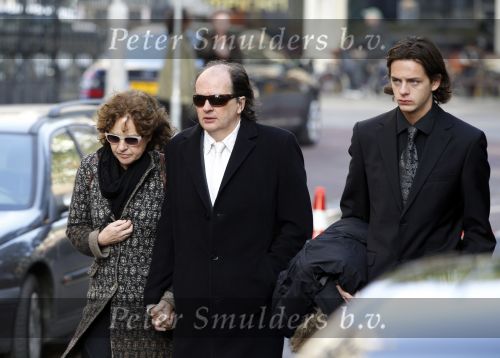 Amsterdam 12 oktober 2010
Herdenkingsdienst van Antonie Kamerling in het Amstel Hotel. De wagens van de stoet waren allemaal cadillac s. Jean v d Velde met vrouw en zoon
Peter Smulders bv