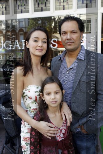 Amsterdam 10 oktober 2010
Opening Sugarless by J & J van Jennifer de Jong en haar zus. Jennifer met man Mike Klewel en dochter
Peter Smulders bv