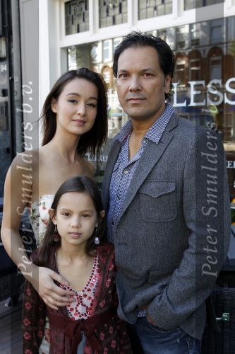 Amsterdam 10 oktober 2010
Opening Sugarless by J & J van Jennifer de Jong en haar zus. Jennifer met man Mike Klewel en dochter
Peter Smulders bv