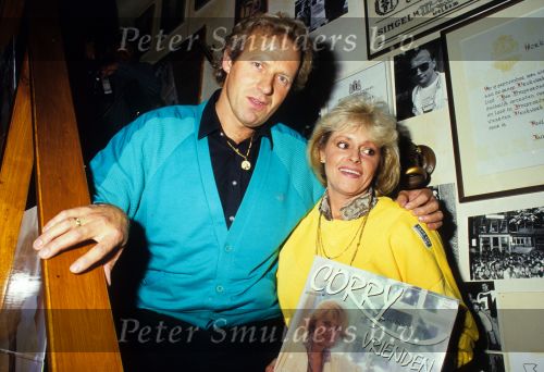 28 Augustus 1986
Uitreiking LP van Corry Konings, Corry met vrienden
Koos Alberts met Corry Konings
Foto Peter Smulders BV