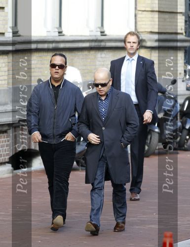 Amsterdam 12 oktober 2010
Herdenkingsdienst van Antonie Kamerling in het Amstel Hotel. De wagens van de stoet waren allemaal cadillac s. Marc Marie Huybregts met vriend
Peter Smulders bv