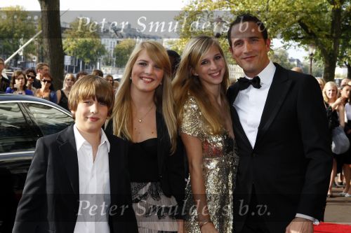 Amsterdam 3 oktober 2010
Premiere Petticoat in Carre. Marco Verschoor met kinderen
Peter Smulders bv