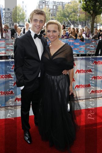 Amsterdam 3 oktober 2010
Premiere Petticoat in Carre. Mariska v Kolck met zoon
Peter Smulders bv