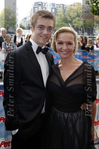 Amsterdam 3 oktober 2010
Premiere Petticoat in Carre. Mariska v Kolck met zoon
Peter Smulders bv