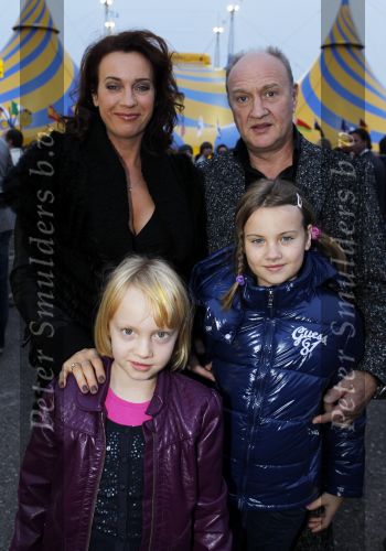 Amsterdam 7 oktober 2010
Premiere cirque du soleil bij de amsterdam Arena. Henk poort en Marjolein Keuning met dochters
Peter Smulders bv