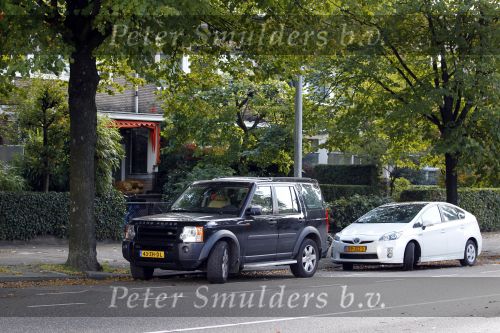 Amsterdam 25 september 2010
De auto\'s van Martijn en Amanda Krabbe staan allebei voor hun huis.
Peter Smulders bv