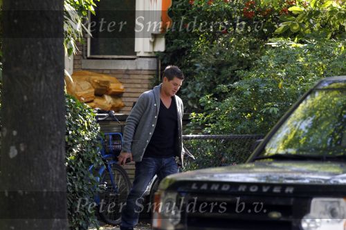 Amsterdam 25 september 2010
De auto\'s van Martijn en Amanda Krabbe staan allebei voor hun huis.
Peter Smulders bv