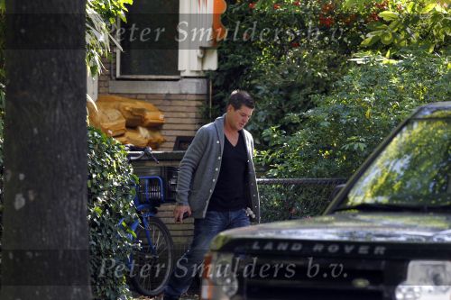 Amsterdam 25 september 2010
De auto\'s van Martijn en Amanda Krabbe staan allebei voor hun huis.
Peter Smulders bv