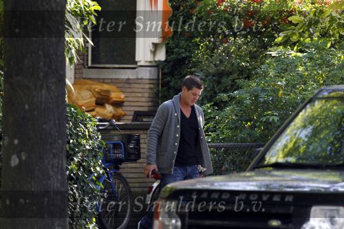 Amsterdam 25 september 2010
De auto\'s van Martijn en Amanda Krabbe staan allebei voor hun huis.
Peter Smulders bv
