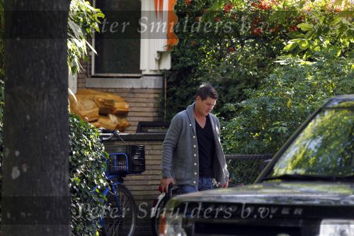 Amsterdam 25 september 2010
De auto\'s van Martijn en Amanda Krabbe staan allebei voor hun huis.
Peter Smulders bv