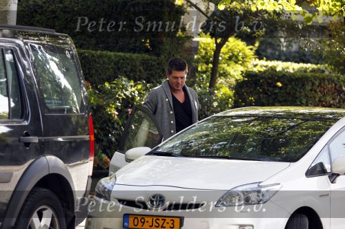 Amsterdam 25 september 2010
De auto\'s van Martijn en Amanda Krabbe staan allebei voor hun huis.
Peter Smulders bv