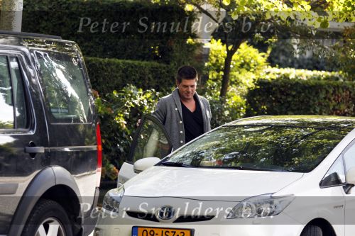 Amsterdam 25 september 2010
De auto\'s van Martijn en Amanda Krabbe staan allebei voor hun huis.
Peter Smulders bv
