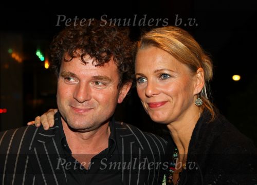 Gouda, 11 Oktober 2010
Premiere Ivo Niehe van de nieuwe theatervoorstelling van Mussen & Zwanen, LICHTJES IN JE OGEN.
Mary-Lou v Steenis met partner
Foto Peter Smulders BV